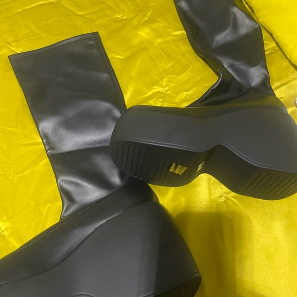 Sleek Knee high boot to fit any leg with platform bottom. Boot is light weight - Picture 4 of 4